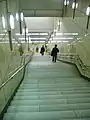 京葉線ホームへと下りる階段(2005年10月)
