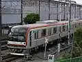 綾瀬検車区内を「新木場」表示で入れ換え自走運転中の第01編成（2006年6月4日 公道から撮影）