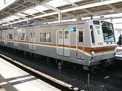 副都心線対応改造後の7103号車外観の変化はラインカラーの変更程度である。