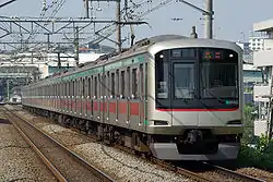 田園都市線用の5000系(5102F)(2007年8月 市が尾駅)