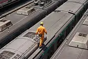 逆L字型のランボードの上を歩く様子（東急5000系電車 (2代)）
