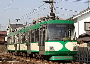 世田谷の住宅地の中を走る世田谷線(西太子堂駅 - 若林駅間)