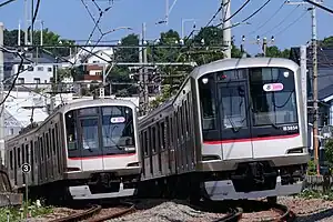 東横線で運用される5050系(菊名駅 - 妙蓮寺駅間 2019年8月)