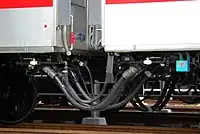 東急5050系の固定編成中間車連結間ジャンパ線、手前から元空管、主回路三相線2本、電源回路三相線、車内表示器用同軸線、接地線、(連結器)、母線、制御用ジャンパ線2本の順