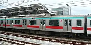 標準の4扉車両の外観(デハ5605)