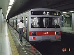 末期は4両編成であったが、分割直前には多摩川線用となった3両編成が目蒲線を走った。写真は上から7700系(2000年8月5日、奥沢駅)、1000系(同日深夜、田園調布駅)。