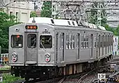前面の赤帯を撤去した7910F（2012年5月15日 / 蒲田駅）(2014年5月廃車)