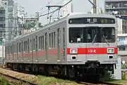 貫通扉が中央に設置されている1000N系デハ1312（2008年7月 石川台駅 - 雪が谷大塚駅間）