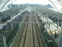 改札階からプラットホームを見下ろす(2007年8月14日)