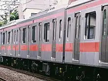 sustina車両と従来車両の比較。外観上では窓枠や雨どい部分などに違いがある。