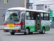 さくらが丘線 日23系統専用の小型車日野・リエッセ (KA546)川崎営業所時代の専用ラッピング。現在は一般色に戻されている。