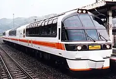 フラノエクスプレス用キハ84 2(左)トマムサホロエクスプレス用キハ84 102(右)後位側客室に差異
