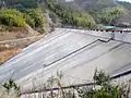 貯水池側