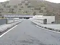 ダム天端と苫田ダム管理所