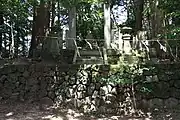 御神墓 八百山の山中にある古墳で宇摩志麻遅命の墓であると伝えられている。