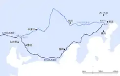 画像左 : 第二東名開通以前の東名の代替高速道路は中央自動車道であった。両路線間にはラダーとなる連絡路がなく、格子状ネットワークを形成していない。このため、アウトバーンに見る迂回機能を十分に発揮できないでいた。画像右 : 並行路線があるだけでは迂回路としての機能は弱く、路線の一部区間で通行止めが発生すれば路線全体に影響が及ぶ。しかし並行する路線間をラダー方式で接続すれば、路線の一部で通行止めが発生してもその影響は限定的となる。当時の日本の高速道路の弱点は、高速道路間がラダーで結ばれていないことにより、幹線交通のネットワークがいざというときに、代替路線に交通を流し得る機能を十分持っていないことにあった。