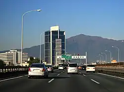 下り線、厚木IC付近。背後は大山