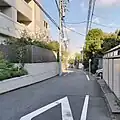 1丁目の南部にある富ヶ谷ハイム前の道路を西から見る。旧・宇田川へ至る坂道となっている。