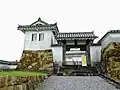 復元された高麗門。門から奥に見えるのは復元櫓。