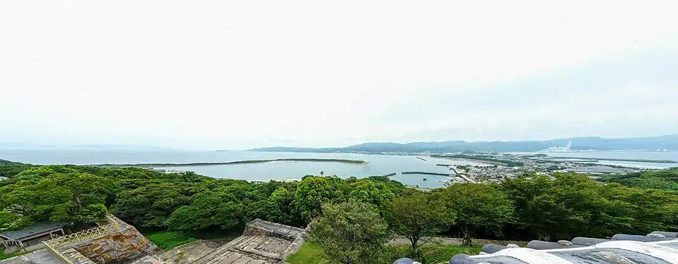 本丸跡から見た巴湾、富岡港、苓北町町並