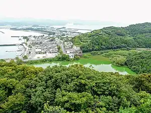 復元された櫓からの光景。麓に袋池、後方に富岡港、苓北町富岡の町並が見える