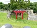 二の丸跡から巴湾方面へ下った場所に鎮座する稲荷社