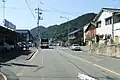 O.鞆港と鞆港バス停。県道47号は右折することになる。計画では、ここから先に架橋する予定である。なお鞆港から常石方面に向う路線バスはマイクロバスを使用している。
