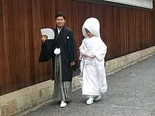 綿帽子をかぶった花嫁