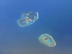 渡名喜島（奥）と入砂島（手前）