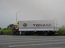 トナミ運輸のトラック（入善PAにて）