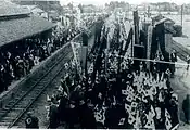 1944年（昭和19年）砺波駅において出征兵士を歓送する人々