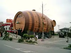 沖縄県沖縄市にある大きな樽型のビストロ&バー