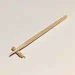 「こけし」を折って箸置きのようにした爪楊枝
