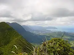 コオラウ山脈の山稜と東海岸。右にカネオヘの街。