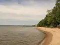 湖岸のビーチ