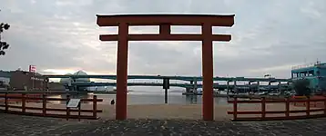 筥崎宮の鳥居とお潮井浜（別名：箱崎浜）、左：東浜一丁目、右：箱崎四丁目、筥崎宮の境内