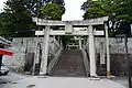 宮地嶽神社の正面にある伝右衛門が寄進した鳥居