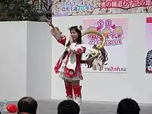 了法寺とろ弁天のコスプレ姿で歌うとろ美（2014年4月撮影）
