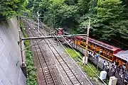 上から見たホーム。嵯峨野線との分岐点が見える。