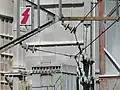 「灯」式の架線終端標識（左上）と架線の終端部分