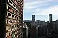 スラム化したビルとカラカス市街地。2013年の状態