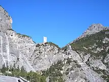 ヴァル・ヴィオラからヴァッレ・ディ・フラエーレに越える地点に立つフラエーレの塔 (Torri di Fraele)