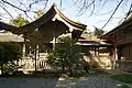 幣殿（右奥）と拝殿左翼殿（手前）