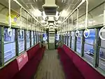 未更新車の車内その1(209号)。206～ 209,214の5両は車内の床が木製むき出しのままで残っている。