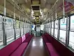 未更新車の車内その2(211号)。その他の未更新車は600形同様に床は塗られている。