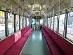 未更新車の車内その3(216号)。塗床の色は赤と緑の2種類が存在する。