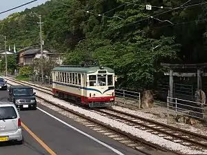 国道195号線沿いの専用軌道を走る電車