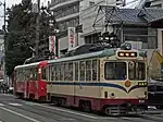 かつて行われていた続行運転の様子。電車正面の黄色の円盤がそれを示す標識