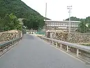 p. 203 主人公が通っていた高校、校舎を除く鳥取県立鳥取西高等学校の入り口付近の橋・石垣が似ている。