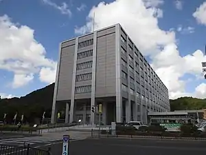 鳥取県庁本庁舎(左)と講堂(右奥)